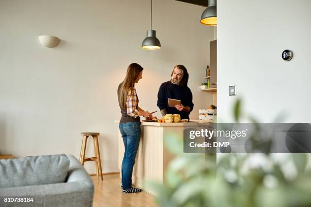 熟年カップルクッキングのキッチン - middle aged couple cooking ストックフォトと画像