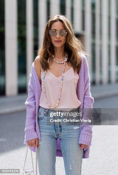 Alexandra Lapp wearing a purple cashmere cardigan by Heartbreaker, a rose tank top in silk from Jadicted, a high waist, non-strech denim, five-pocket...