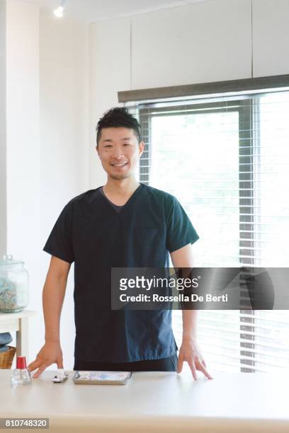 ritratto di medico asiatico maschio - osteopata foto e immagini stock