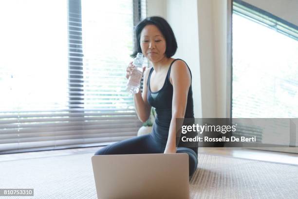 asian woman working out at home - yoga instructor stock pictures, royalty-free photos & images