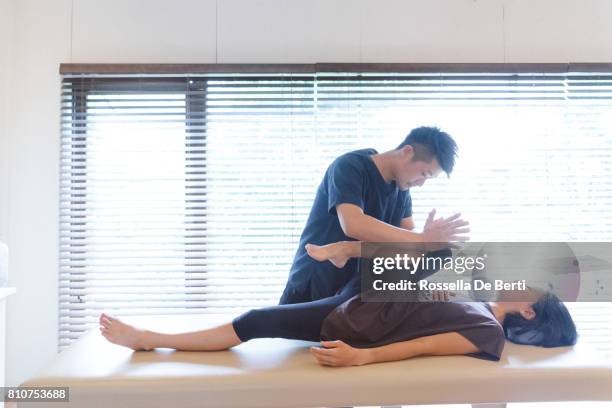 patient receiving chiropractic treatment - chiropractic stock pictures, royalty-free photos & images