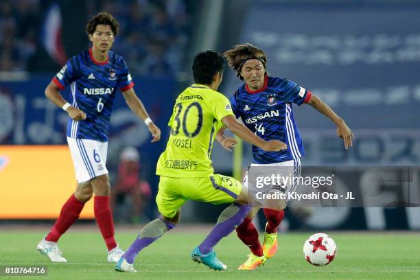 Jun Amano of Yokohama F.Marinos and Kosei Shibasaki of Sanfrecce Hiroshima compete for the ball during the J.League J1 match between Yokohama...