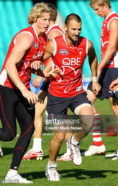 Nick Malceski of the Swans runs through ball drills during a Sydney Swans AFL training session at the Sydney Cricket Ground on May 14, 2008 in...