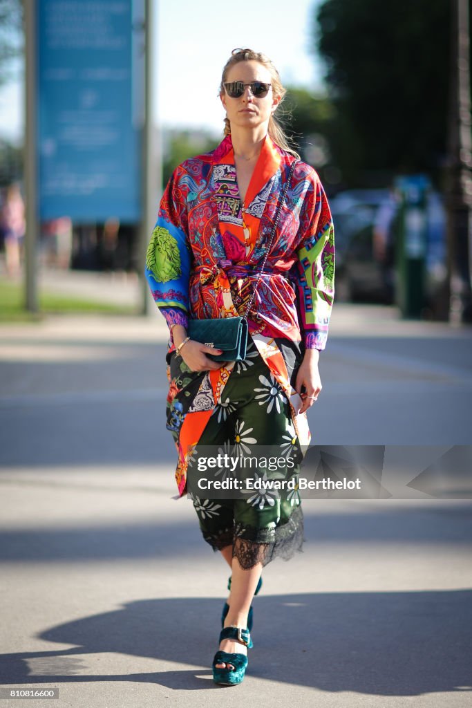 Street Style - Paris Fashion Week - Haute Couture Fall/Winter 2017-2018 : Day Two