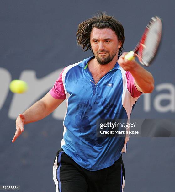 Goran Ivanisevic of Croatia plays to Anders Jarryd of Sweden during the BlackRock Tour of Champions at Hamburg Rothenbaum Tennis Centre on May 14,...