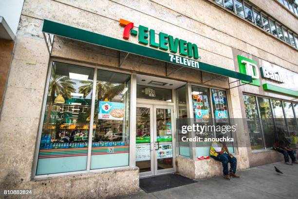 7 onze loja na lincoln road mall, miami beach, estados unidos da américa - 7 eleven - fotografias e filmes do acervo