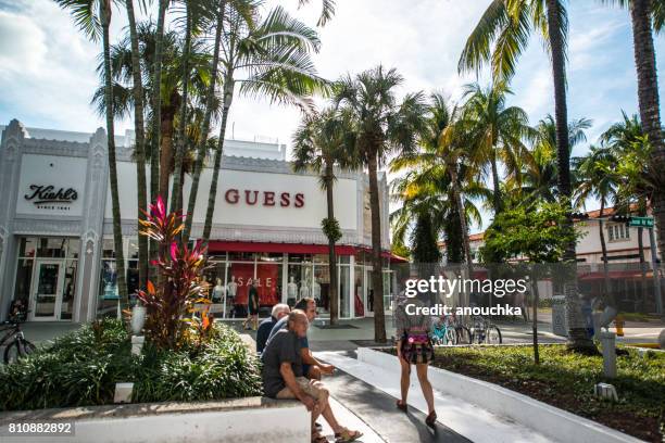 2016: die menschen entspannen und einkaufen auf lincoln road mall, miami beach, fl, usa - lincoln road stock-fotos und bilder