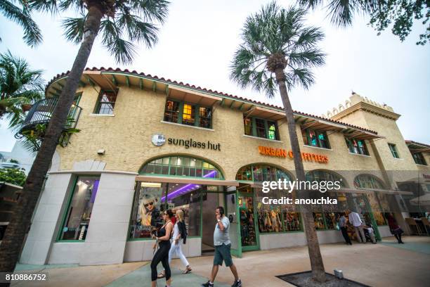 urban outfitters kleidung shop und sunglass hut auf lincoln road, miami beach - lincoln road stock-fotos und bilder