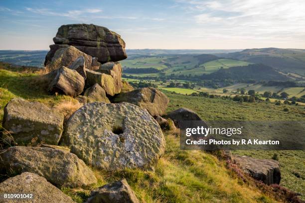 abandoned millstone on baslow edge, peak district, derbyshire - baslow imagens e fotografias de stock