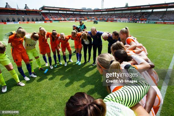 Vivianne Miedema of Holland, goalkeeper Loes Geurts of Holland, Kika van Es of Holland, Lieke Martens of Holland, Mandy van den Berg of Holland,...