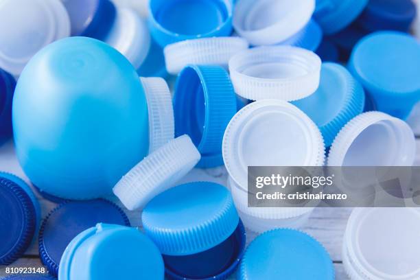 plastic caps - flaschenverschluss stock-fotos und bilder