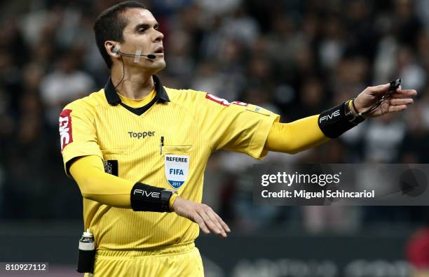 Ricardo Marques Ribeiro referee during the match between Corinthians and Ponte Preta for the Brasileirao Series A 2017 at Arena Corinthians Stadium...