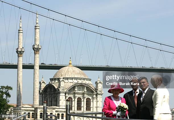 Britain's Queen Elizabeth II, Prince Philip, Duke of Edinburgh, Turkey's President Abdullah Gul and his wife Hayrunnisa Gul stand infront of the...