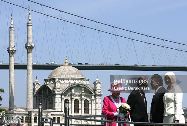 Britain's Queen Elizabeth II, Prince Philip, Duke of Edinburgh, Turkey's President Abdullah Gul and his wife Hayrunnisa Gul stand infront of the...
