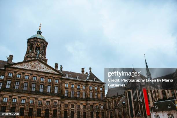 dam square in amsterdam - palacio real amsterdam fotografías e imágenes de stock