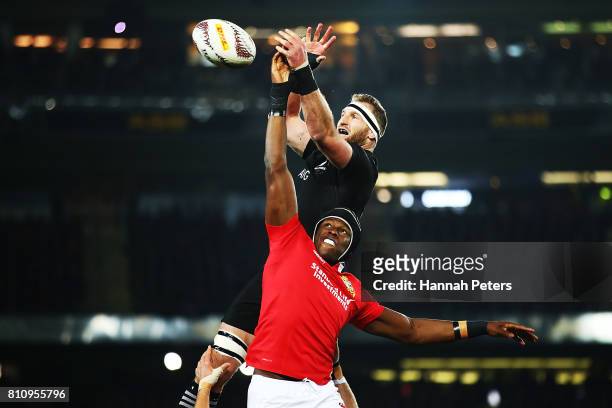Kieran Read of the All Blacks competes with Maro Itoje of the Lions in the lineout during the Test match between the New Zealand All Blacks and the...