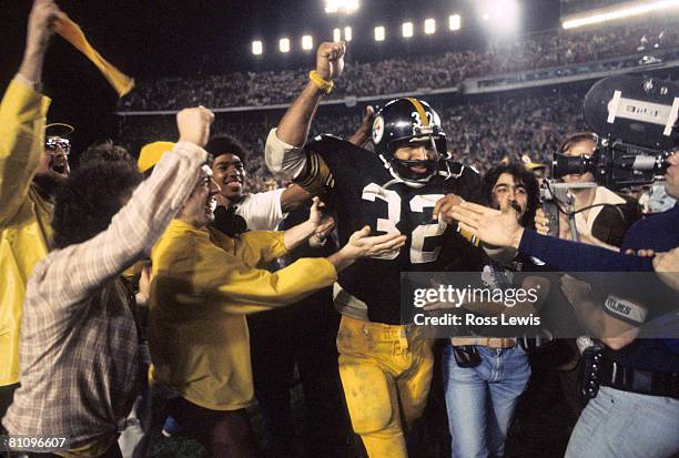 Hall of Fame running back Franco Harris of the Pittsburgh Steelers leaves the field following the Steelers 35-31 victory over the Dallas Cowboys in...