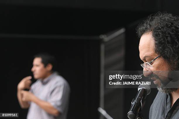 R In Sign Language Photos and Premium High Res Pictures - Getty Images