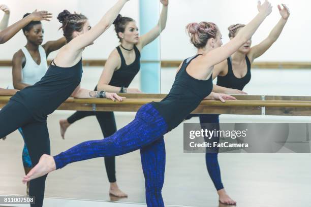 multi-étnica grupo de mulheres a fazer exercícios de barre - depilação de pernas com cera - fotografias e filmes do acervo