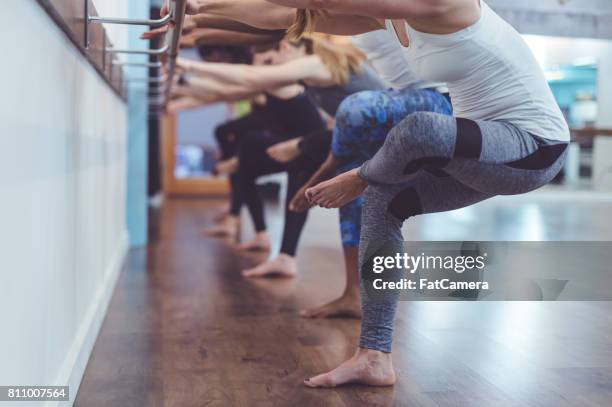 multi-étnica grupo de mulheres a fazer exercícios de barre - depilação de pernas com cera - fotografias e filmes do acervo