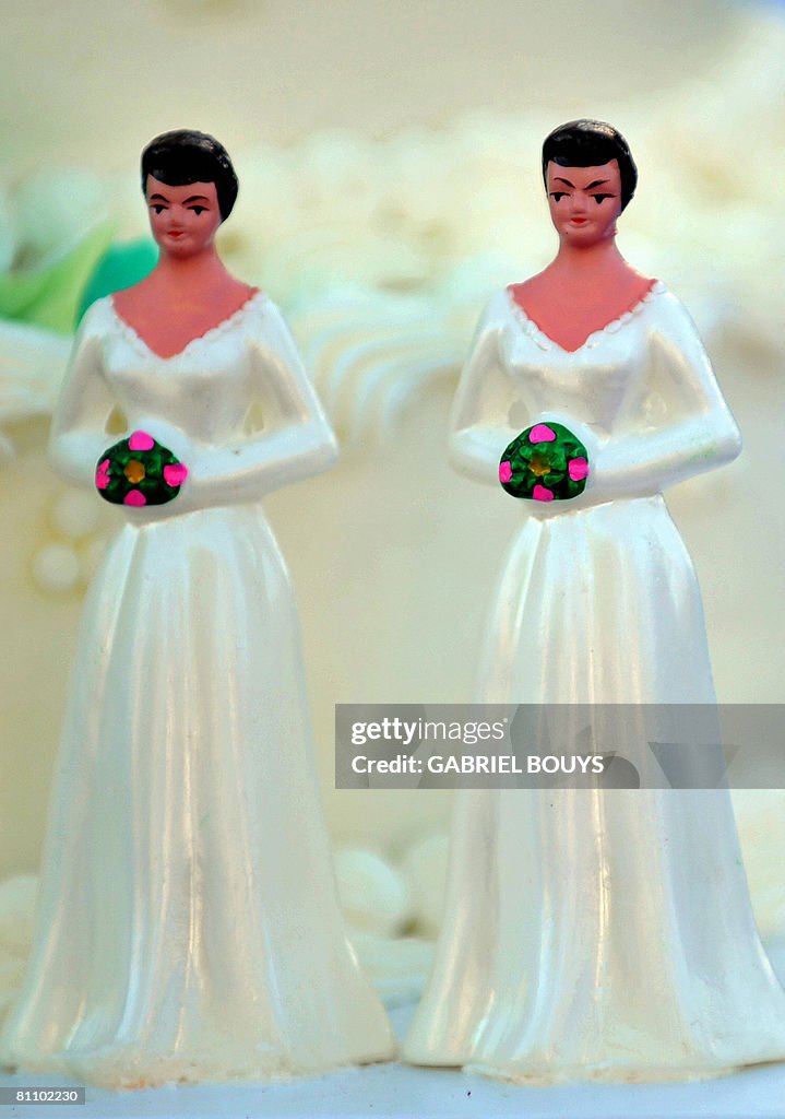 A wedding cake with statuettes of two wo