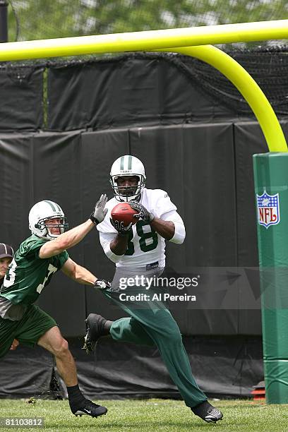 Tight End Bubba Franks of the New York Jets catches a pass during Organized Team Activities at the team's facilities May 15, 2008 in Hempstead, New...