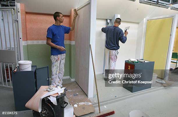 Prisoners learn how to paint a wall at the Iserlohn prison on May 15, 2008 in Iserlohn, Germany. The prison in North Rhine-Westphalia inhabits 292...