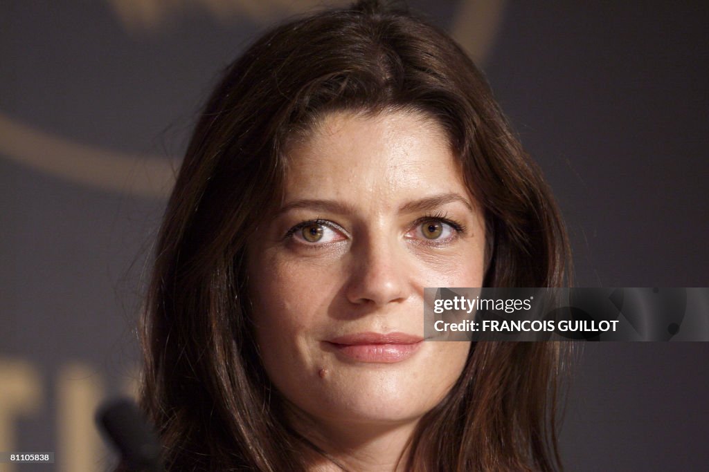 French actress Chiara Mastroianni listen