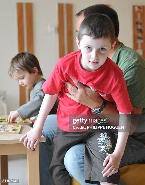 Un ?ducateur de l'h?pital de jour "Mosa?ques" surveillent des enfants autistes dans une salle de jeux, le 15 mai 2008 ? Lille. Ce centre, sp?cialis?...