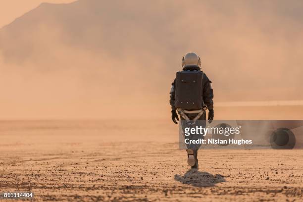 astronaut walking on mars - textfreiraum stock-fotos und bilder