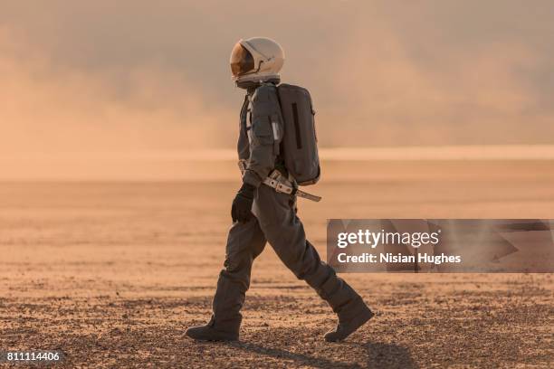 astronaut walking on mars - oxygen cylinder stock pictures, royalty-free photos & images