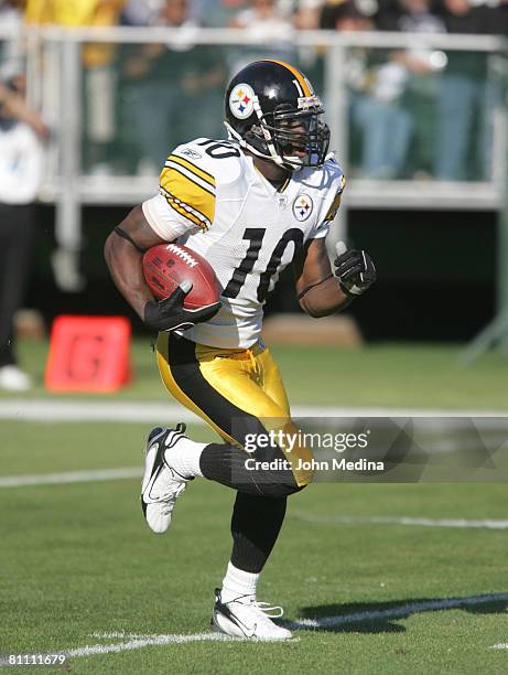 Steelers kick returner Santonio Holmes returns a kick off during the Oakland Raiders 20-13 defeat of the Pittsburgh Steelers October 29, 2006 at...