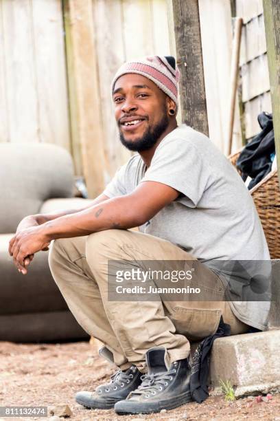 sonriente joven caribeña afro - jamaiquino fotografías e imágenes de stock