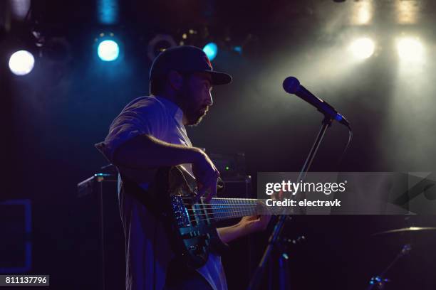 rendimiento de banda - cantautor fotografías e imágenes de stock