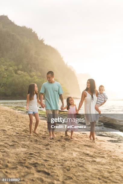 hawaii urlaub mit der familie am strand - fat guy on beach stock-fotos und bilder