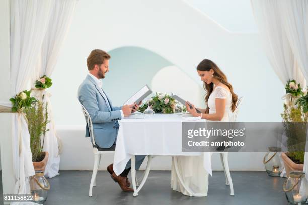 leyendo el menú en una luna de miel vacaciones de ambiente romántico de la pareja - mesa para dos fotografías e imágenes de stock