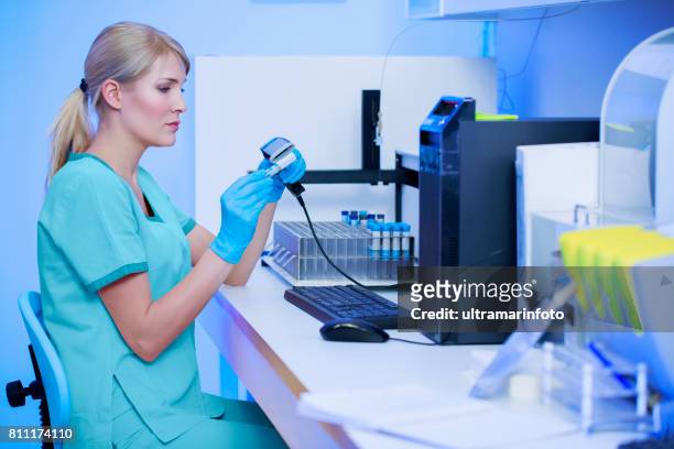 研究室で医学医療のサンプルをしている女医。若い女性の科学者の研究室では、バーコード、バーコード リーダーを使用します。幹の女性。 - bar code ストックフォトと画像