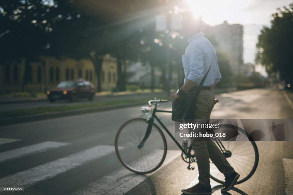 Kreuzung-Straße mit dem Fahrrad