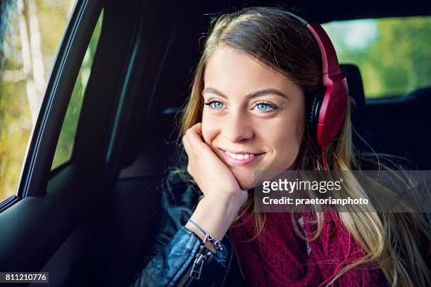 glücklich, schöne mädchen ist zuhören musinc im auto - car listening to music stock-fotos und bilder
