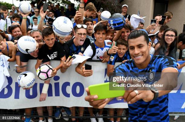 Jeison Murillo of FC Internazionale takes a selfie for fans after the FC Internazionale training session on July 9, 2017 in Reischach near Bruneck,...