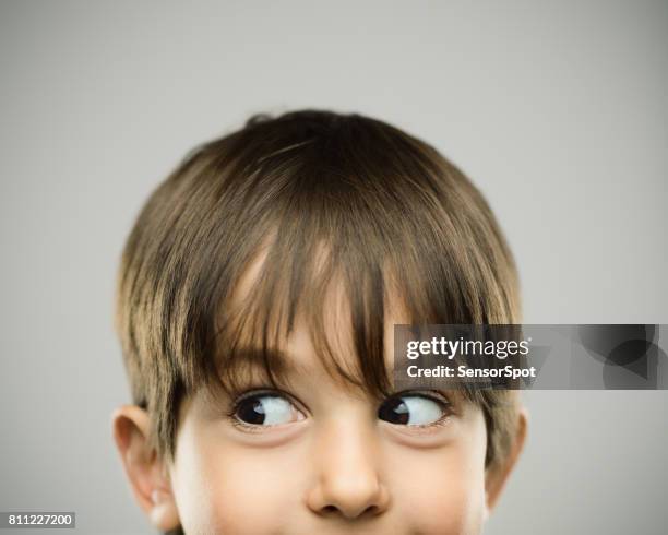 souriant petit garçon à la recherche de l " hôtel - portrait regard de côté studio photos et images de collection