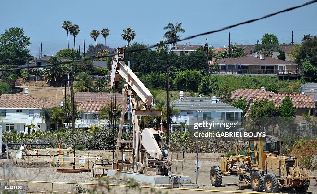Oil rig extracts petroleum in Culver Cit