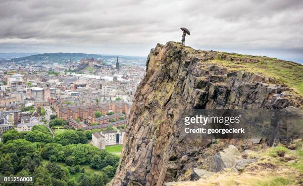 kijkt uit over edinburgh in de regen - edinburgh scotland stockfoto's en -beelden