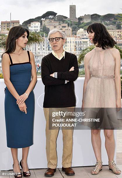 Spanish actress Penelope Cruz, US director Woody Allen and British actress Rebecca Hall pose during a photocall for their film 'Vicky Cristina...