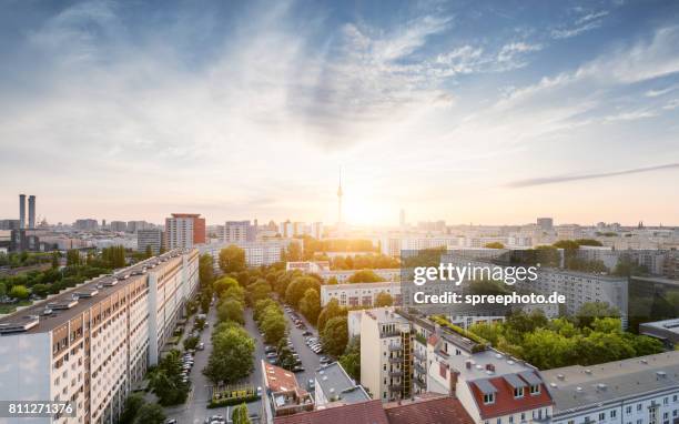 berlin summer skyline with tv tower - aussicht stock-fotos und bilder