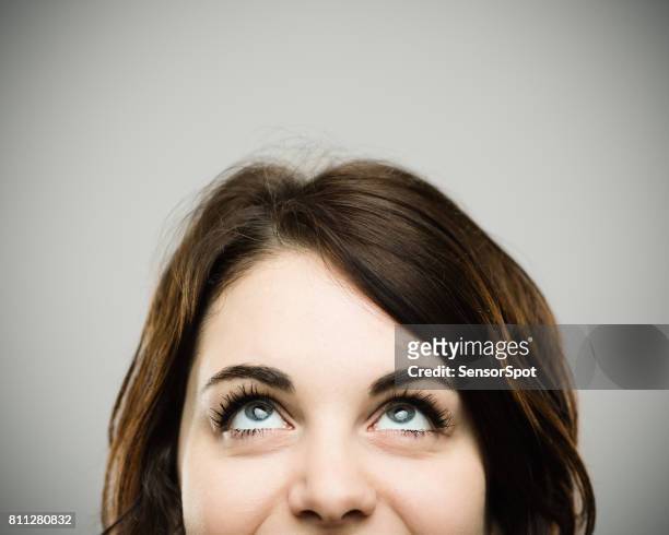 echte jonge vrouw opzoeken en glimlachen - omhoog kijken stockfoto's en -beelden