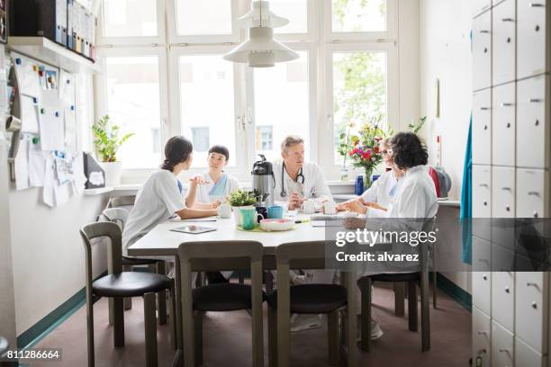 équipe médicale prenant pause-café - faire-une-pause photos et images de collection
