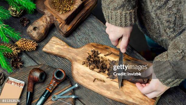 taglio del tabacco twist - pipa prodotto a base di tabacco foto e immagini stock
