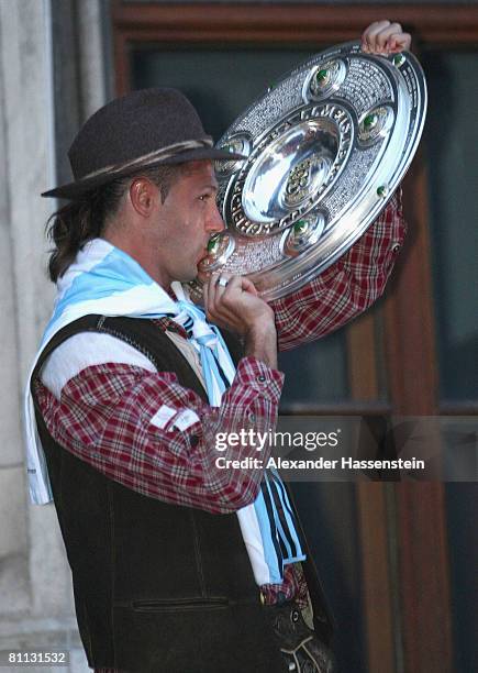 Martin Demichelis celebrates with the Bundesliga champions trophy during the Bayern Munich champions party at the Marien Place on May 17, 2008 in...