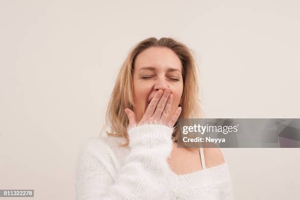 jonge vrouw geeuwen - yawning woman stockfoto's en -beelden